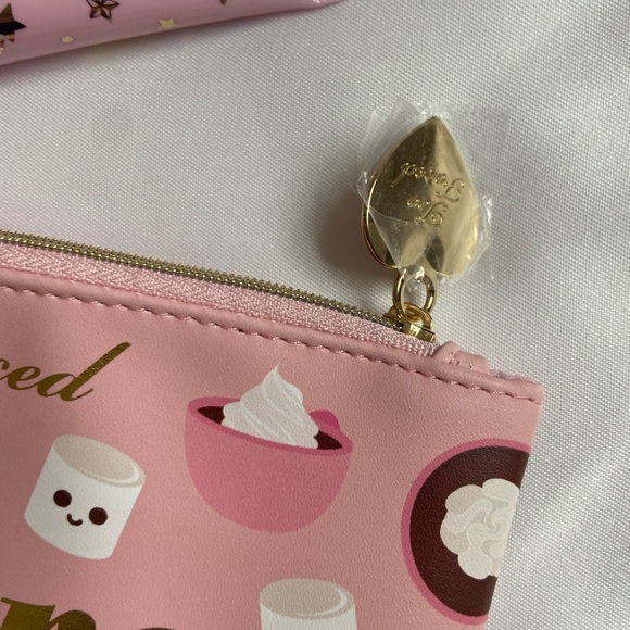 Too faced makeup pouch & Estée Lauder hand - Picture 6 of 9